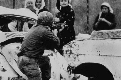 Mulheres palestinas confrontam soldados israelenses durante a Primeira Intifada, em dezembro de 1987 [Facebook]