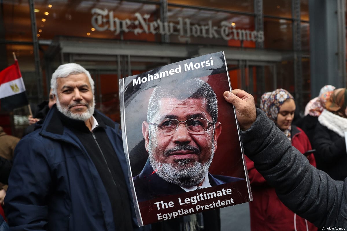 Manifestante segura um pôster do falecido ex-presidente egípcio Mohamed Morsi durante um protesto em Nova York, EUA em 2 de março de 2019 [Atılgan Özdil / Agência Anadolu]