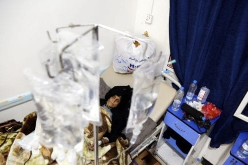 Mulher iemenita recebe tratamento médico para cólera, em Sanaa, Iêmen, 10 de março de 2019 [Mohammed Hamoud/Agência Anadolu]