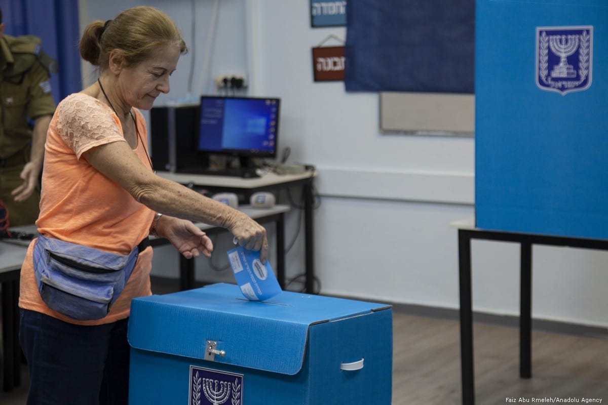 Israelenses registram seus votos durante as eleições legislativas nacionais, em Tel Aviv, 17 de setembro de 2019 [Faiz Abu Rmeleh/Agência Anadolu]