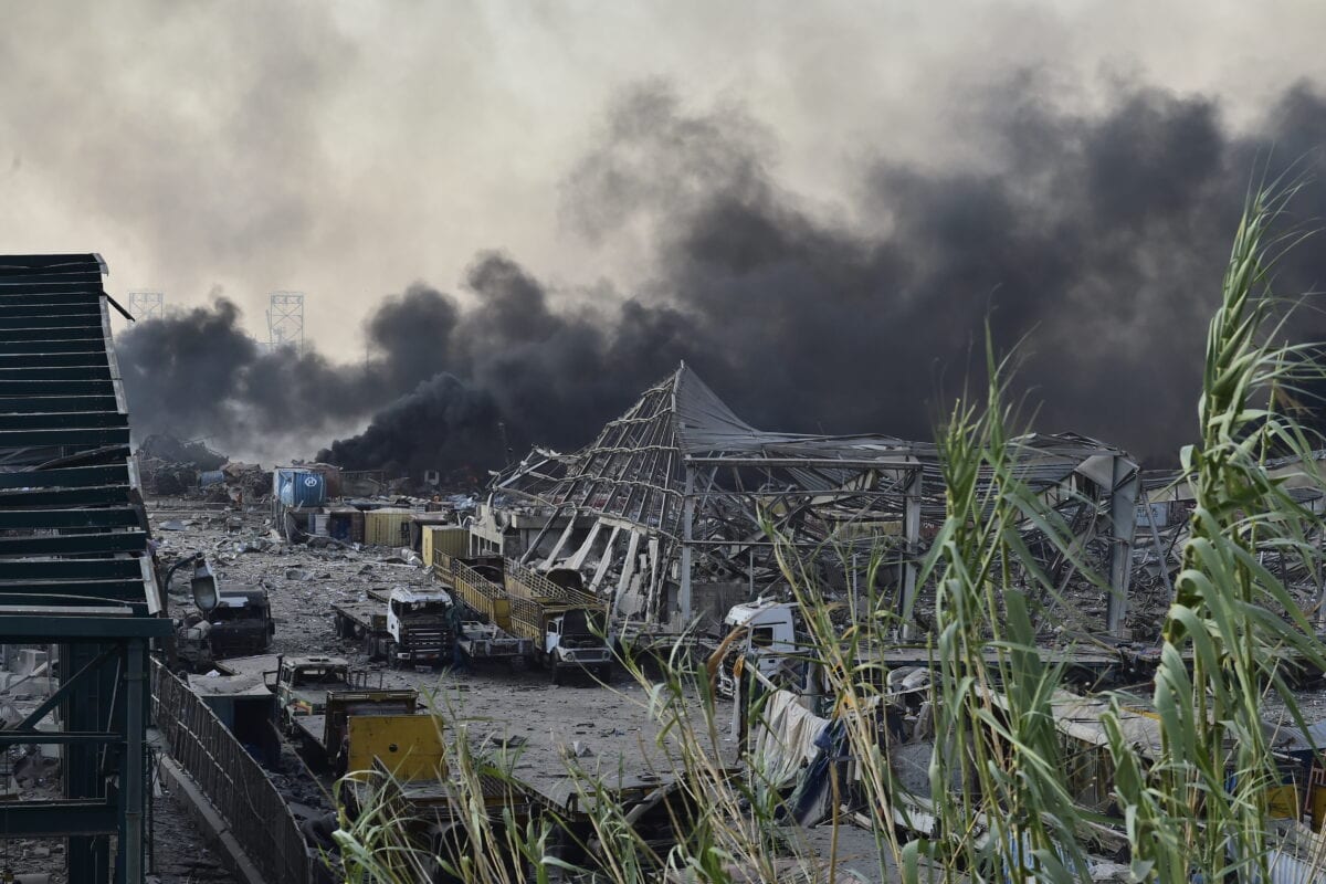 A fumaça sobe após um incêndio em um armazém com explosivos em Porto de Beirute que levou a explosões massivas em Beirute, no Líbano, em 4 de agosto de 2020. [Houssam Shbaro/Agência Anadolu]