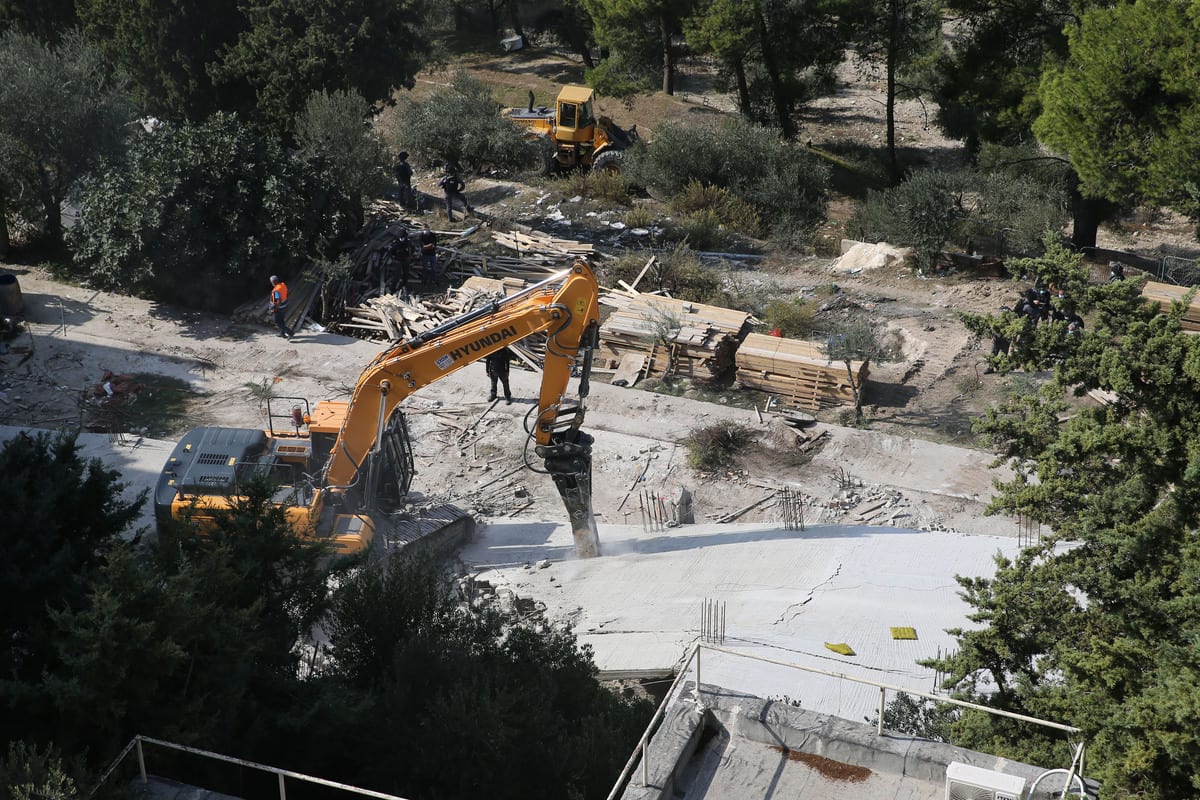 Forças israelenses derrubam uma casa palestina em Jerusalém em 11 de novembro de 2020 [Agência Mostafa Alkharouf / Anadolu] 