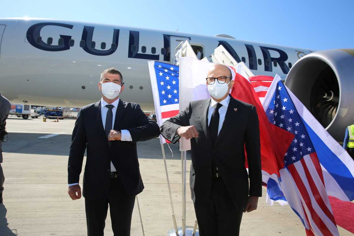O ministro das Relações Exteriores de Israel, Gabi Ashkenazi (esq.) cumprimenta, com batida do cotovelo, o ministro das Relações Exteriores do Bahrein, Abdullatif bin Rashid Al Zayan (R), na chegada ao  Aeroporto Ben Gurion em Tel Aviv, Israel em 18 de novembro de 2020 [Ministério das Relações Exteriores de Israel / Agência Anadolu]
