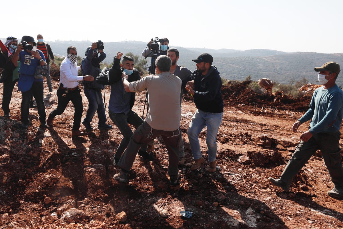 Colonos judeus atacam agricultores palestinoas que os impedem de tomar  terras na região de al-Ras em Selfit, Cisjordânia, e atacam p em 30 de novembro de 2020 [Issam Rimawi - Agência Anadolu]