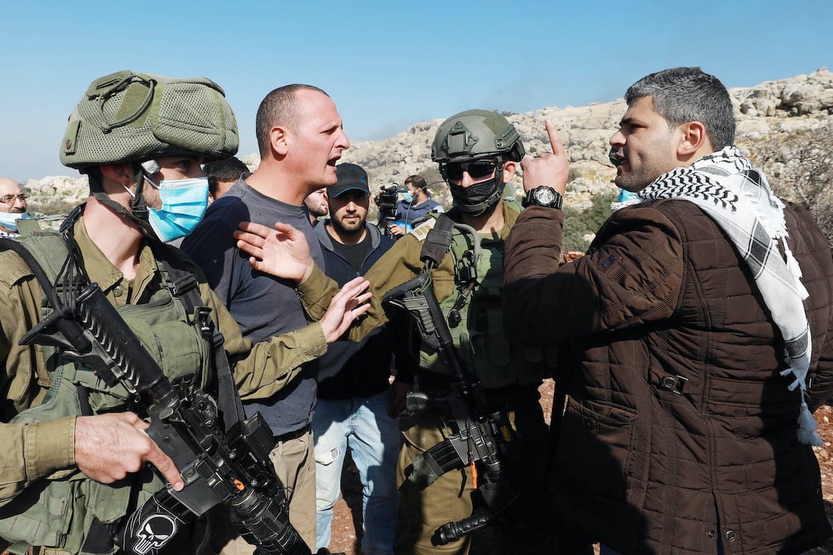 Soldados israelenses intervêm quando palestionos reagem á tentativa de colonos  de confisco de suas terras agrícolas d na região de al-Ras em Selfit, Cisjordânia em 30 de novembro de 2020. [Issam Rimawi/Agência Anadolu]
