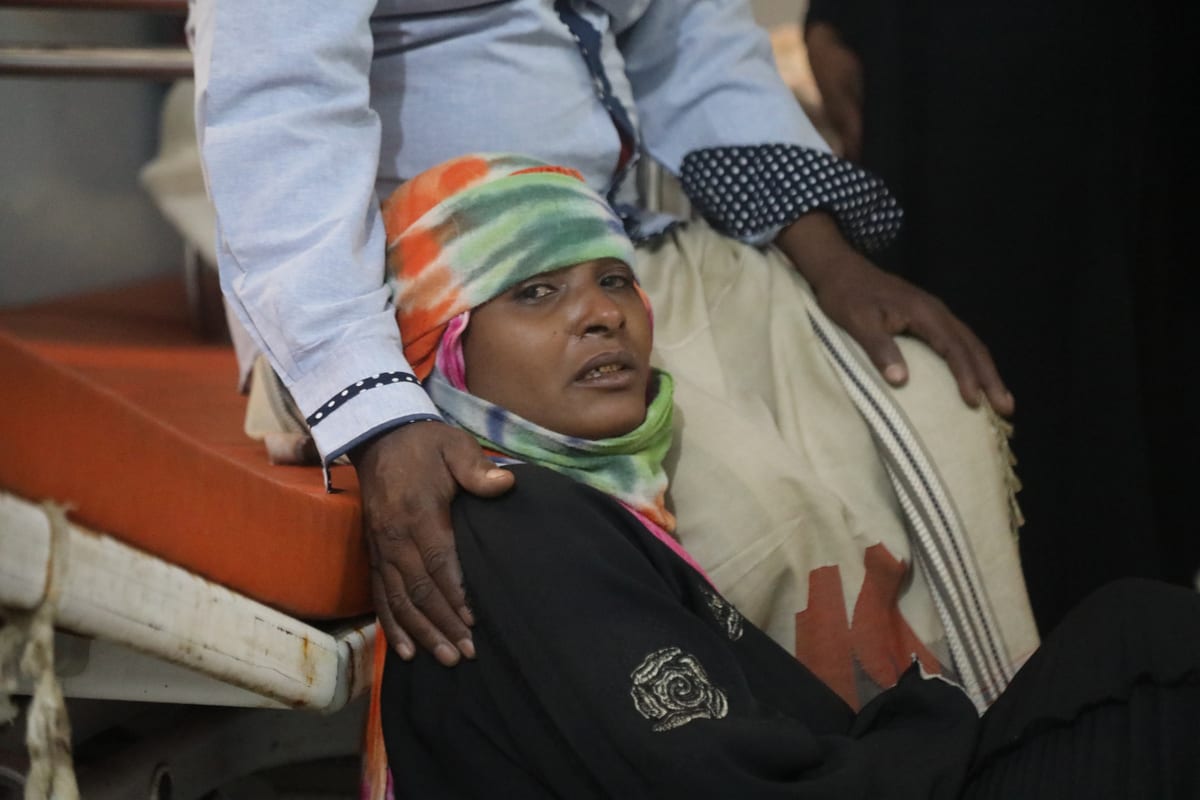 Mulher iemenita de luto é consolada em um hospital após m ataque de artilharia houthi em Taiz, Iêmen, em 30 de novembro, 2020 [Agência Abdulnasser Alseddik / Anadolu]