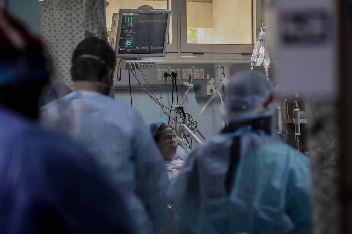 Trabalhadores de saúde no Hospital Europeu de Gaza atendendo paciente durante a pandemia. Em 30 de novembro de 2020 em Khan Yunis, Gaza. [Abed Zagout - Agência Anadolu]
