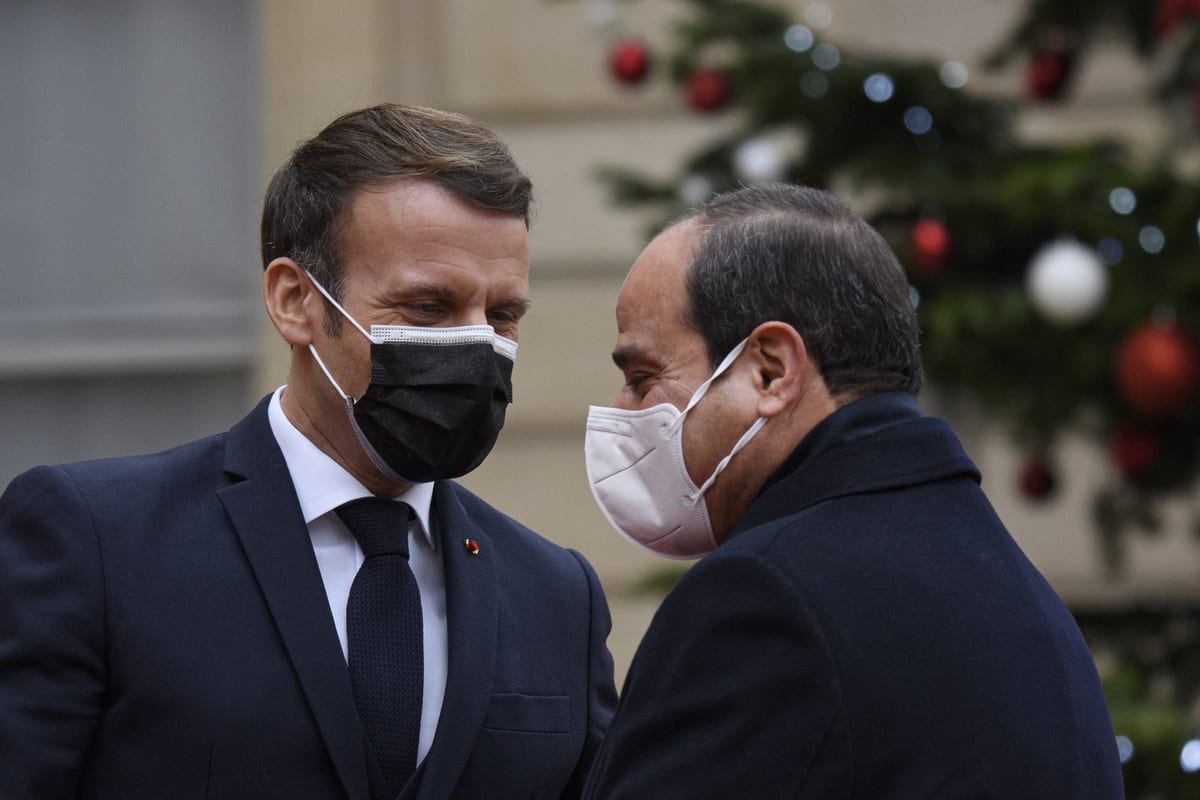 Presidente da França Emmanuel Macron recebe o Presidente do Egito Abdel Fattah el-Sisi, para reunião no Palácio do Eliseu, em Paris, França, 7 de dezembro de 2020 [Julian Mattia/Agência Anadolu]
