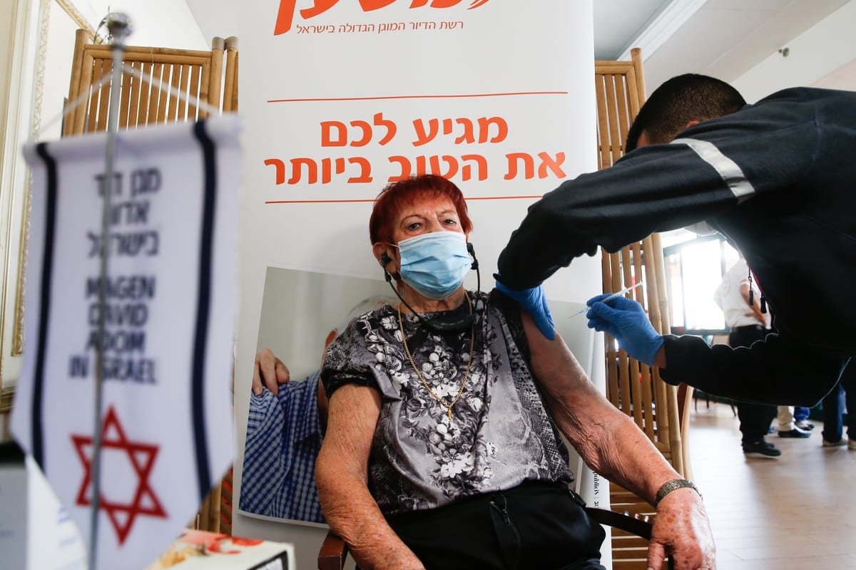 Um paciente idoso recebe um coronavírus Pfizer-BioNTech (COVID- 19) vacina na Casa de Saúde Mishan Efal, em Tel Aviv, Israel em 23 de dezembro de 2020 [Agência Nir Keidar / Anadolu]