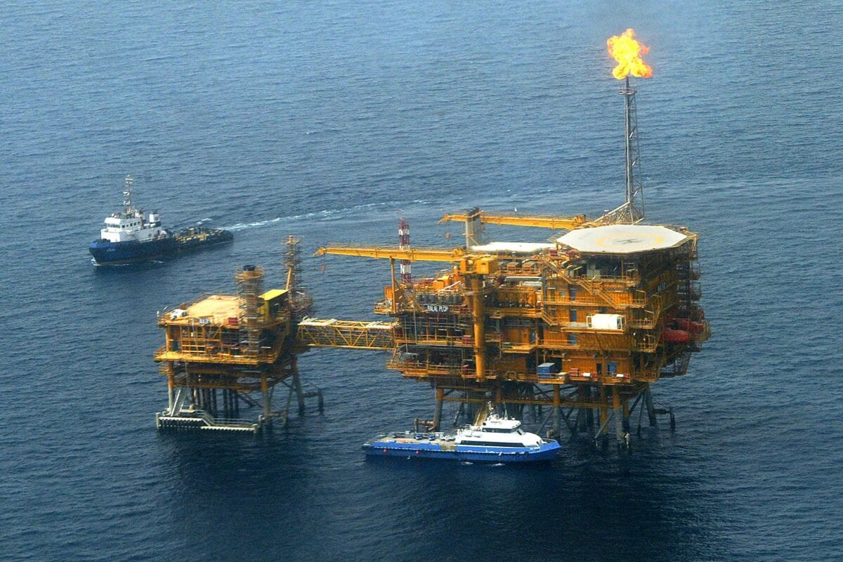 Plataforma de petróleo Balal, na costa do Irã, perto de águas territoriais do Catar, em 16 de maio de 2004 [Behrouz Mehri/AFP/Getty Images]