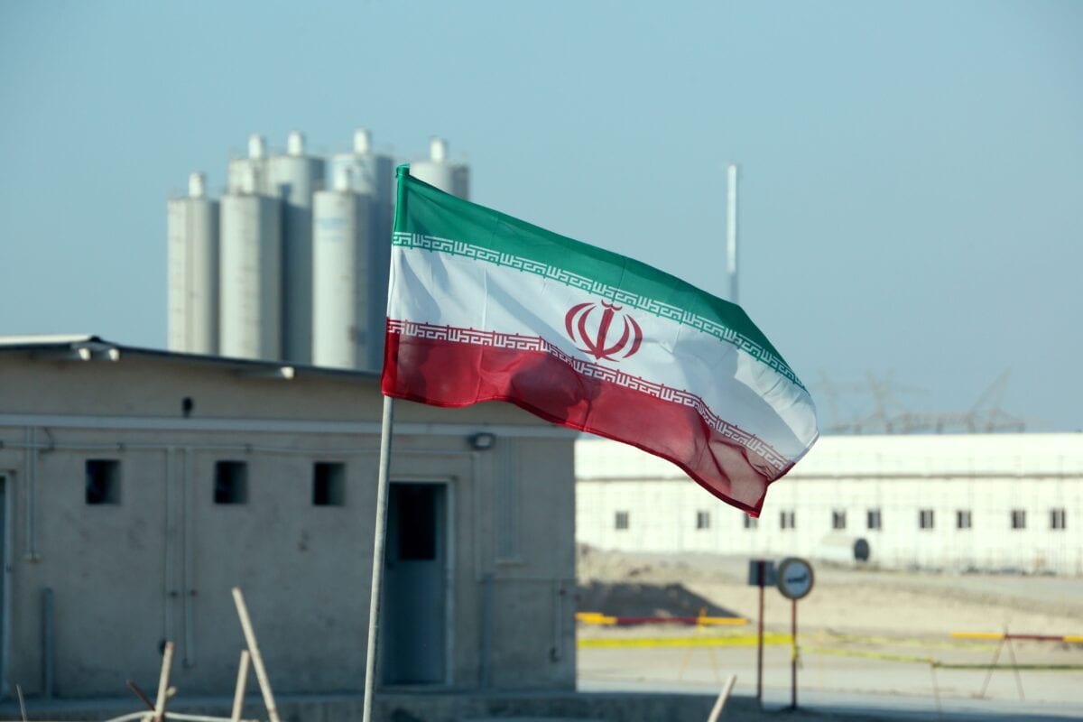 Bandeira iraniana na usina nuclear de Bushehr, durante cerimônia oficial de lançamento das operações do segundo reator local, em 10 de novembro de 2019 [Atta Kenate/AFP/Getty Images]
