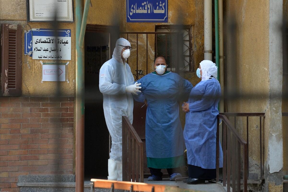 Membros da equipe médica da unidade de doenças infecciosas do Hospital de Imbaba, no Cairo, capital do Egito, 19 de abril de 2020 [Ahmed Hassan/AFP/Getty Images]