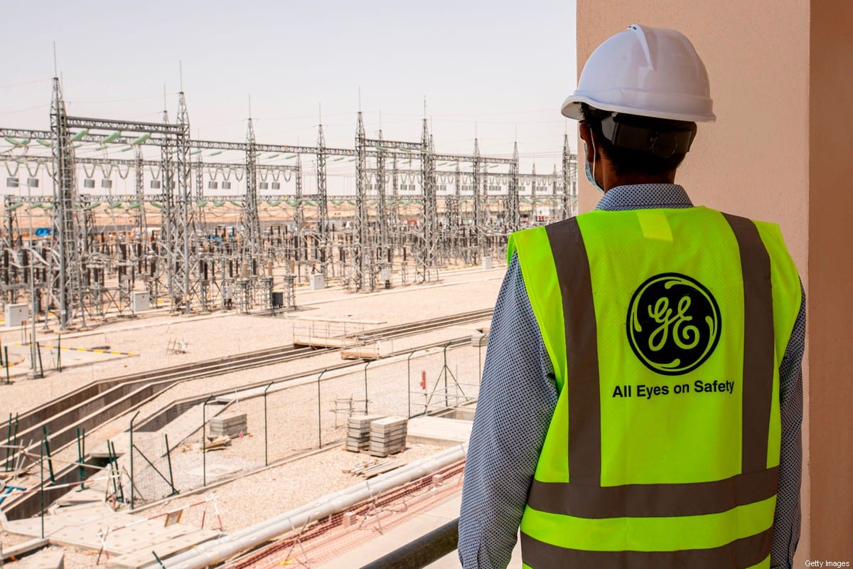 Funcionário da General Electric com máscara visita a Usina de Ciclo Combinado de Dhi Qar perto da cidade iraquiana de Nasiriyah em 16 de junho de 2020 [Hussein FAleh/ AFP via Getty Images]