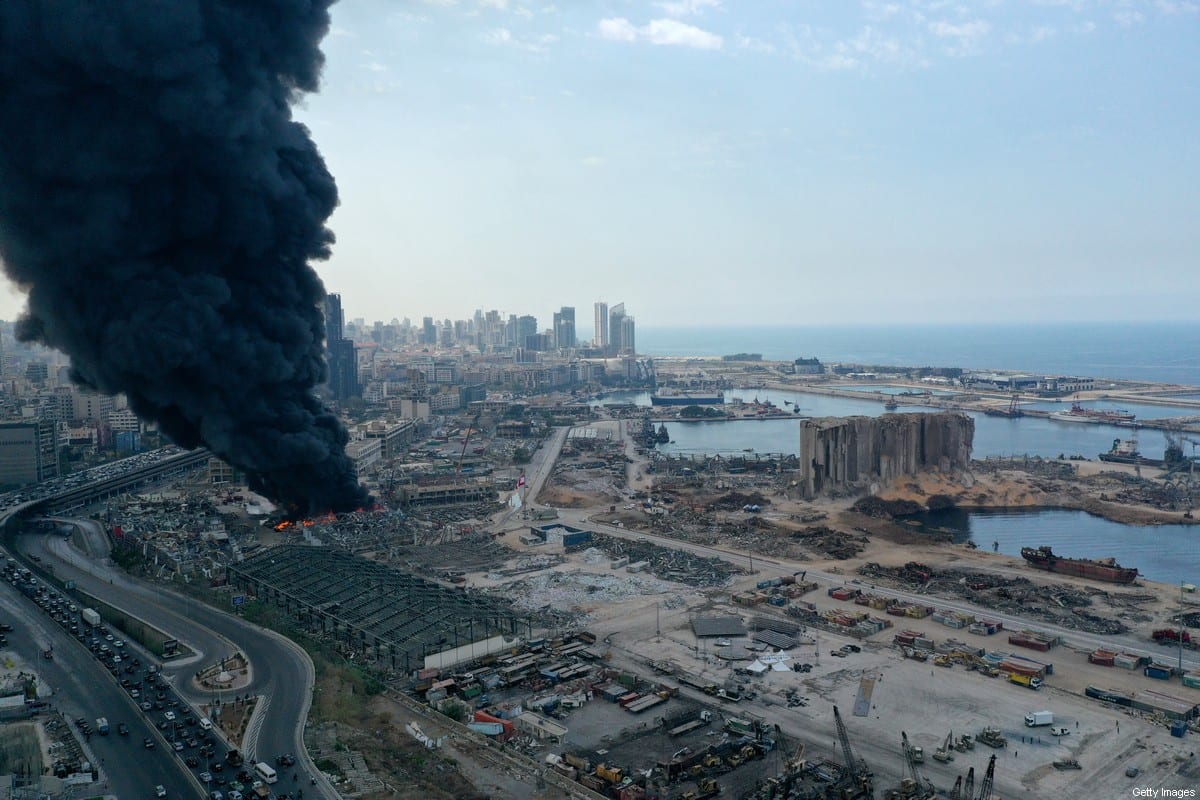 Vista aérea registra fumaça preta, após incêndio na Zona Livre do porto de Beirute, na capital libanesa, em 10 de setembro de 2020 [Haytham Al Achkar/Getty Images]