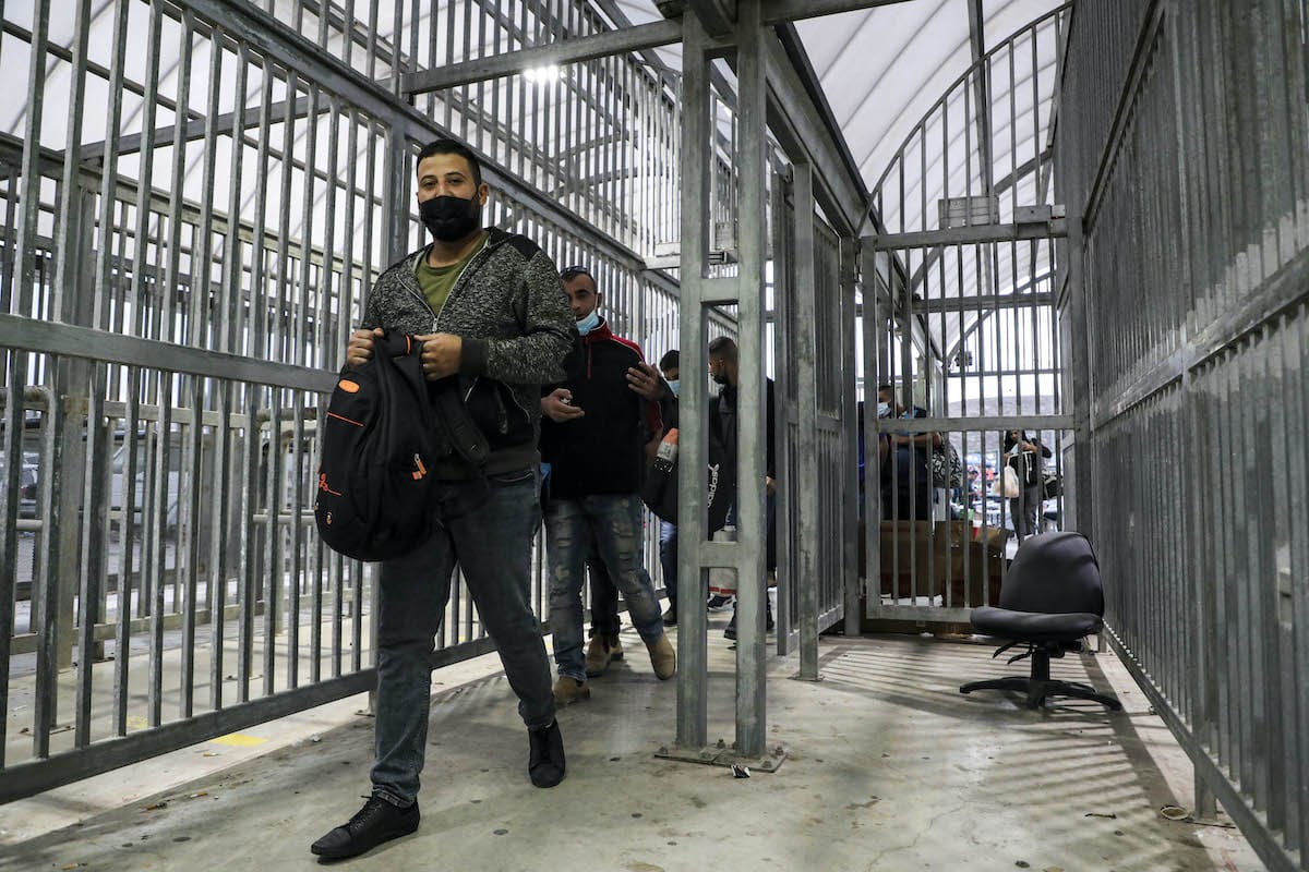 Trabalhadores palestinos em um posto de controle na Cisjordânia ocupada, 4 de outubro de 2020 [Hazem Bader/AFP/Getty Images]