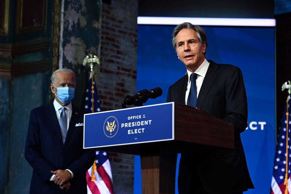 Secretário de Estado nomeado Antony Blinken (R ) com o presidente eleito dos EUA, Joe Biden, durante evento de anúncio do gabinete em Wilmington, Delaware, em 24 de novembro de 2020. [Chandan Khanna/ AFP via Getty Images]