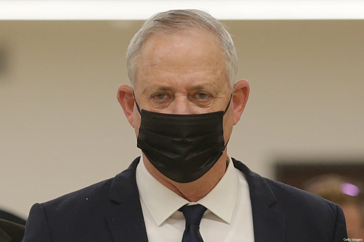 O primeiro-ministro suplente e ministro da Defesa israelense Benny Gantz deixa o Knesset (Parlamento israelense) em Jerusalém em 2 de dezembro de 2020 [Alex Kolomiensky/ / AFP via Getty Images]