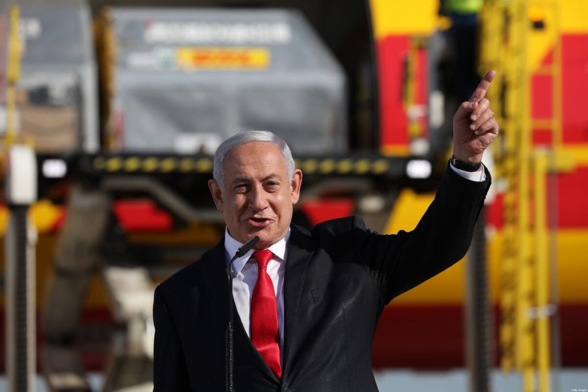 Primeiro-ministro israelense Benjamin Netanyahu Aeroporto Ben Gurion perto de Tel Aviv, em 9 de dezembro de 2020 [Abir Sultan/ AFP via Getty Images]
