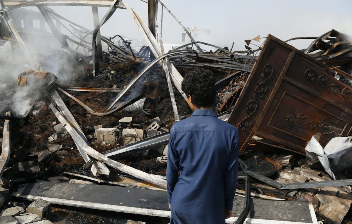 Jovem iemenita observa os destroços deixados por ataques aéreos executados pela coalizão saudita em Sanaa, capital do Iêmen, 2 de julho de 2020 [Mohammed Hamoud/Getty Images]