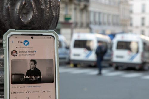 Conta oficial do Twitter do presidente francês Emmanuel Macron mostrando uma foto de Samuel Paty em 21 de outubro de 2020 em Paris, França [Marc Piasecki / Getty Images]
