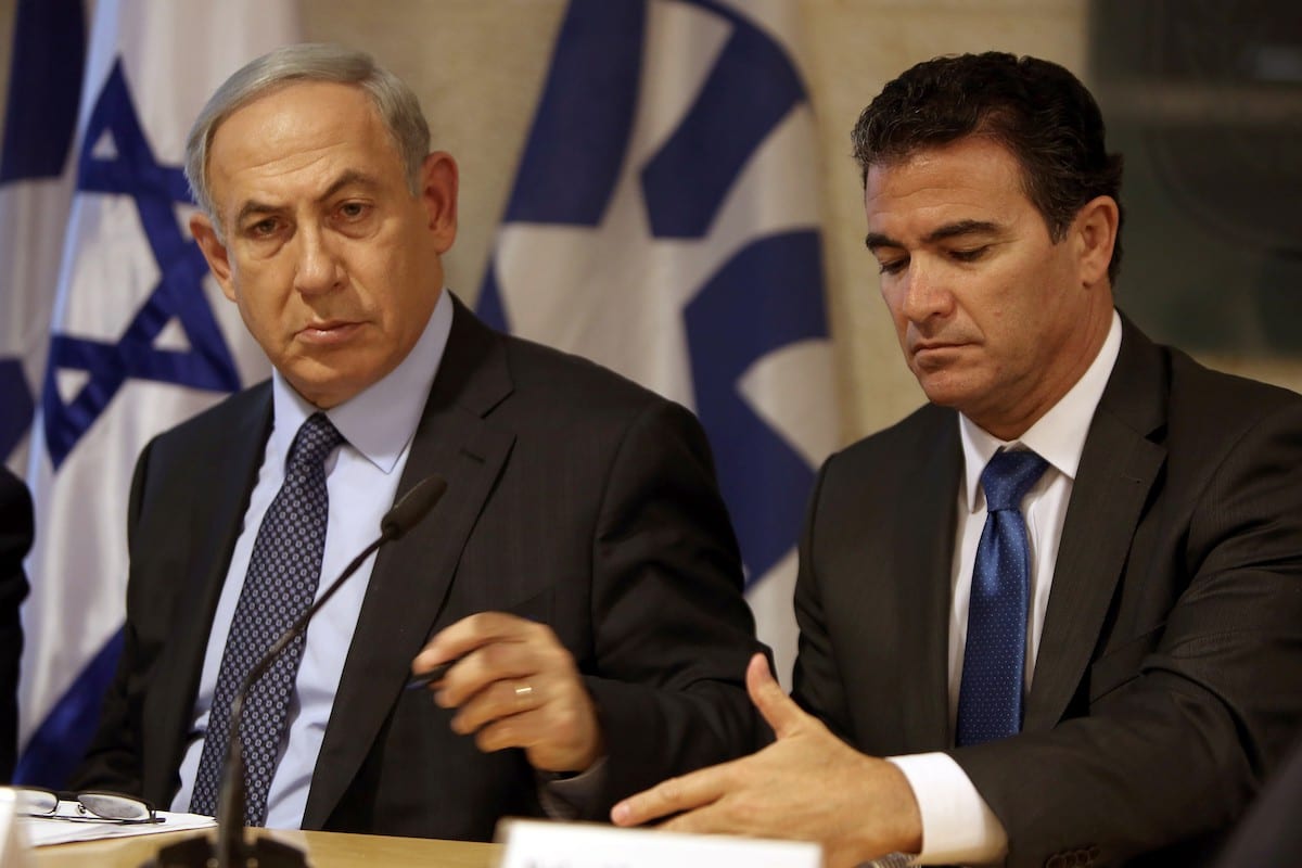 Primeiro-Ministro de Israel Benjamin Netanyahu (à esquerda) e Yossi Cohen, diretor da agência nacional de inteligência israelense Mossad, no Ministério de Relações Exteriores do estado sionista, em 15 de outubro de 2015 [Gali Tibbon/AFP/Getty Images]