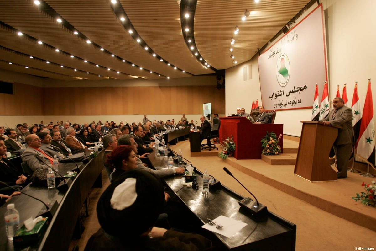 Adel Abdul Mahdi, vice-presidente do Iraque e membro do parlamento, discursa durante sessão extraordinária, em Bagdá, 13 de abril de 2007 [Ceerwan Aziz-Pool/Getty Images]
