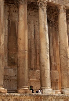 Turistas descansam entre as colunas do Templo de Baco, na acrópole romana em Baalbek, no Vale do Beqaa, Líbano, 23 de julho de 2008 [Hassan Ammar/AFP/Getty Images]