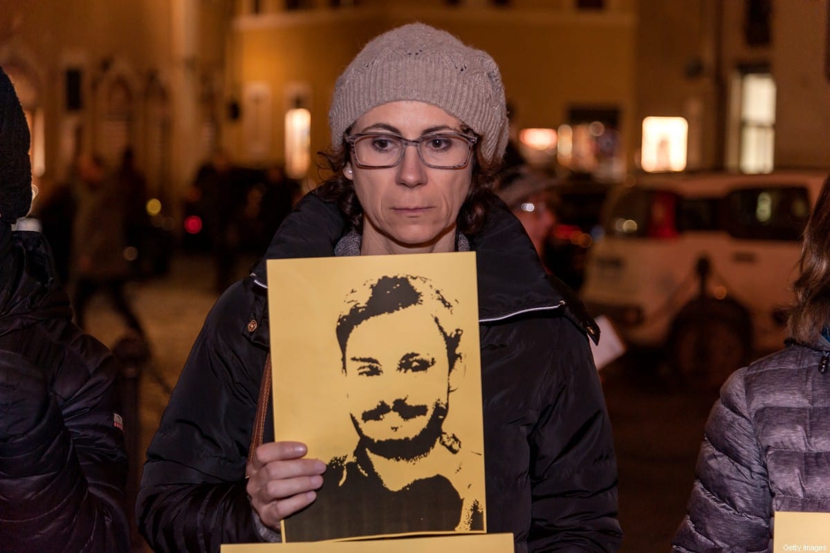 Participante de uma procissão de tochas organizada pela Anistia Internacional para marcar o segundo aniversário da morte de Giulio Regeni, em 25 de janeiro de 2018, em Roma, Itália. [Stefano Montesi/Corbis/Getty Images]