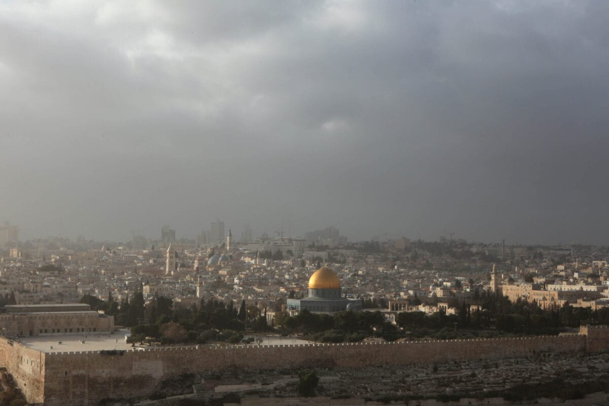 Raio de luz reflete no Domo da Rocha, enquanto uma nuvem de poeira cobre Jerusalém, em 17 de dezembro de 2009 [Gali Tibbon/AFP/Getty Images]
