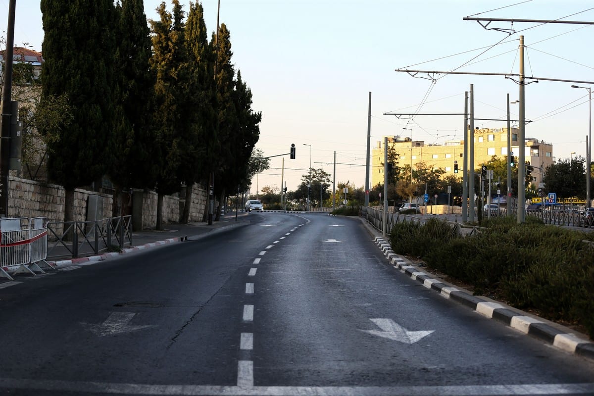 Estradas permanecem vazias após forças israelenses fecharem as principais rodovias para o feriado judaico de Yom Kippur, em Jerusalém, 27 de setembro de 2020 [Mostafa Alkharouf/Agência Anadolu]
