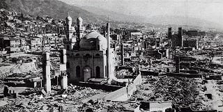 A Mesquita de Kobe após os bombardeios dos Estados Unidos, durante a Segunda Guerra Mundial [foto de arquivo]