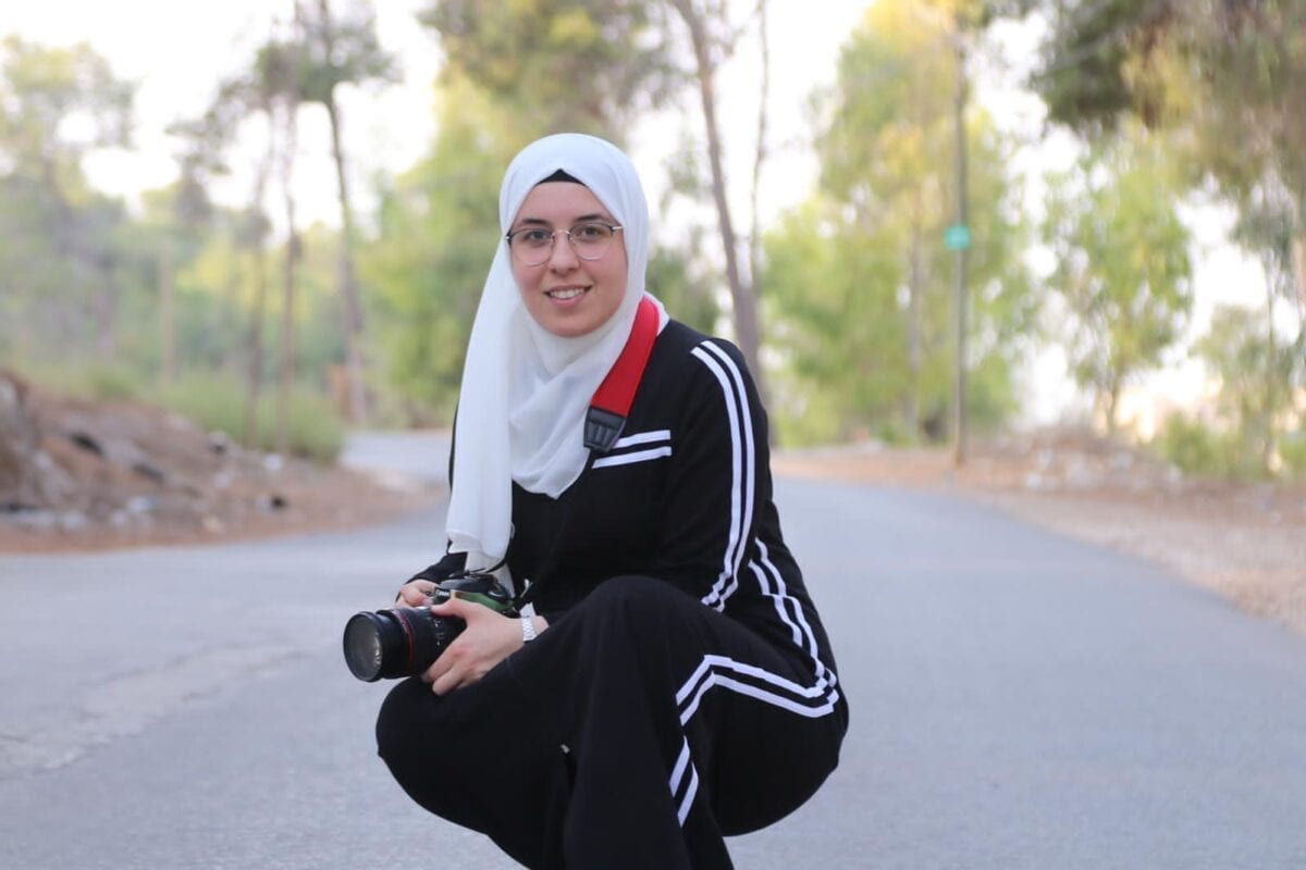 Bushra al-Taweel, jornalista palestina de 27 anos, foi detida em 8 de novembro, a caminho de casa, em um posto de controle militar israelense, perto do assentamento ilegal de Yitzhar, na Cisjordânia ocupada