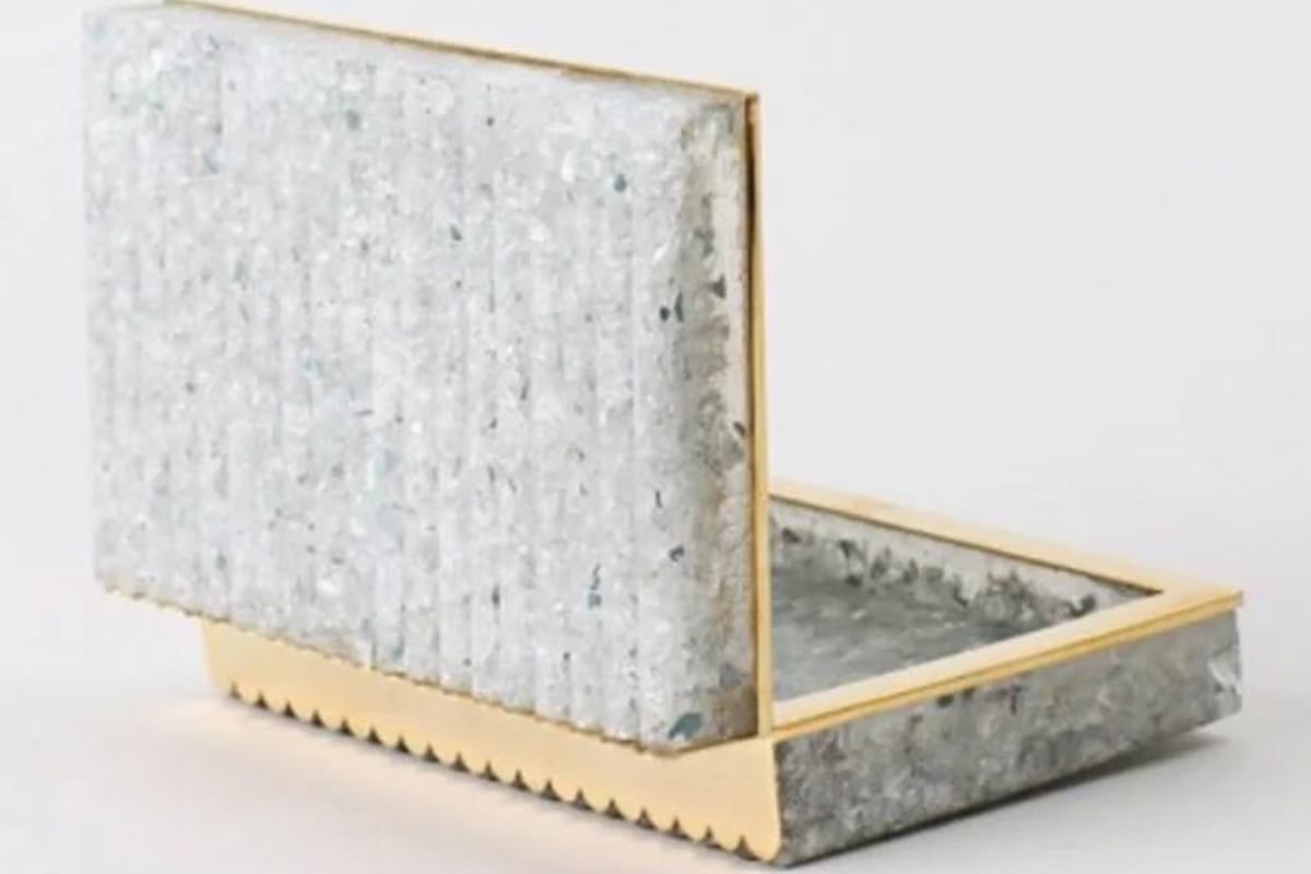 A bolsa ‘Silo’, feita de destroços de vidro da enorme explosão no porto de Beirute, criada pela marca Vanina, em 7 de setembro de 2020 [Seamus Malek/Twitter]