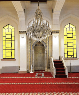 Salão principal da Mesquita de Kobe, Japão