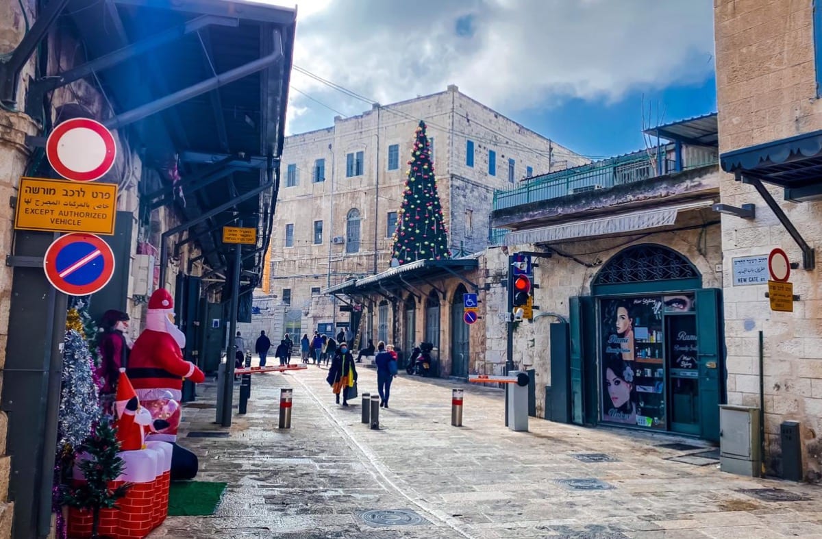 Bab Al-Jadid (o novo portão) na Cidade Velha de Jerusalém, em dezembro de 2020. [Renad Sharabaty]