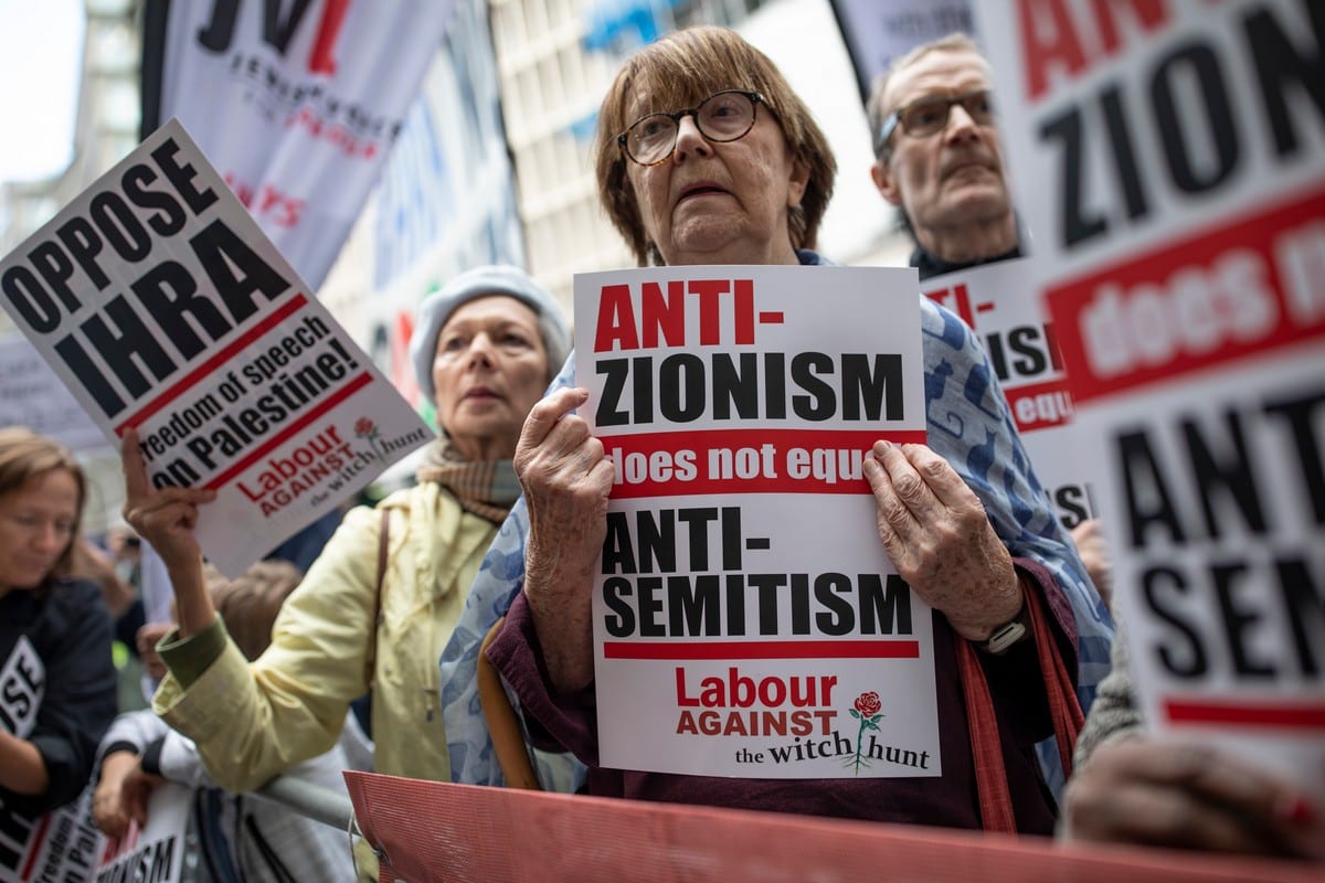  Protesto contra a definição de antissemitismo da International Holocaust Remembrance Alliance (IHRA) em Londres, Reino Unido em 4 de setembro de 2018 [Dan Kitwood/ Getty Images]