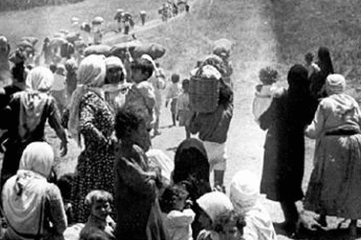 Palestinos podem ser vistos fugindo de suas casas durante a Nakba de 1948, também conhecida como 'A Grande Catástrofe' [Foto de arquivo]