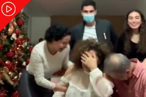 Surpresa para a mãe quando o filho retorna ao Líbano a tempo do Natal