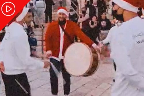 Palestinos realizam um dabke de Natal!