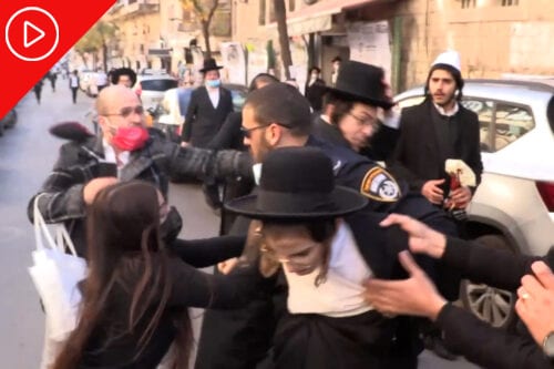 Integrantes de grupos judeus ortodoxos protestam contra o sionismo e o Estado de Israel em Jerusalém