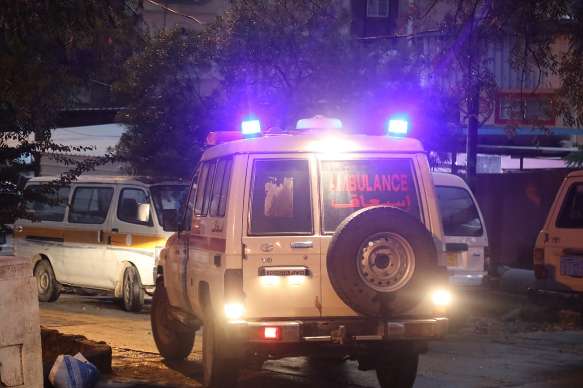 Ambulância chega ao local de um ataque a tiros em Taiz, Iêmen, 30 de novembro de 2020 [Abdulnasser Alseddik/Agência Anadolu]