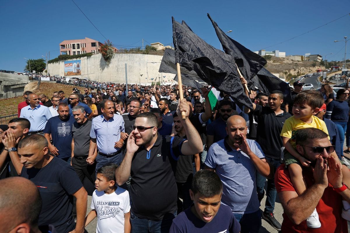 Árabes israelenses protestam contra violência, crime organizado e assassinatos entre suas comunidades, na cidade árabe de Umm-Al Fahm, no norte de Israel, em 4 de outubro de 2019. [Jalaa Marey/AFP via Getty Images]
