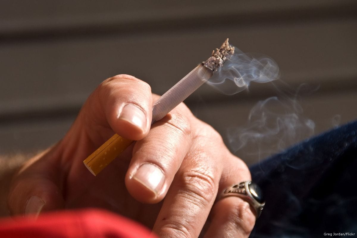 Homem com cigarro, 29 de dezembro de 2017 [Greg Jordan/Flickr]
