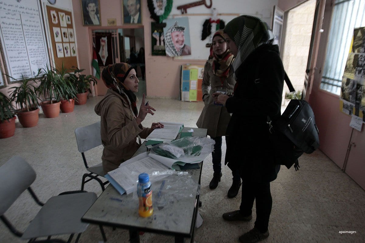 Palestinos atualizam seus dados pessoais em um centro da comissão eleitoral palestina [apaimages]