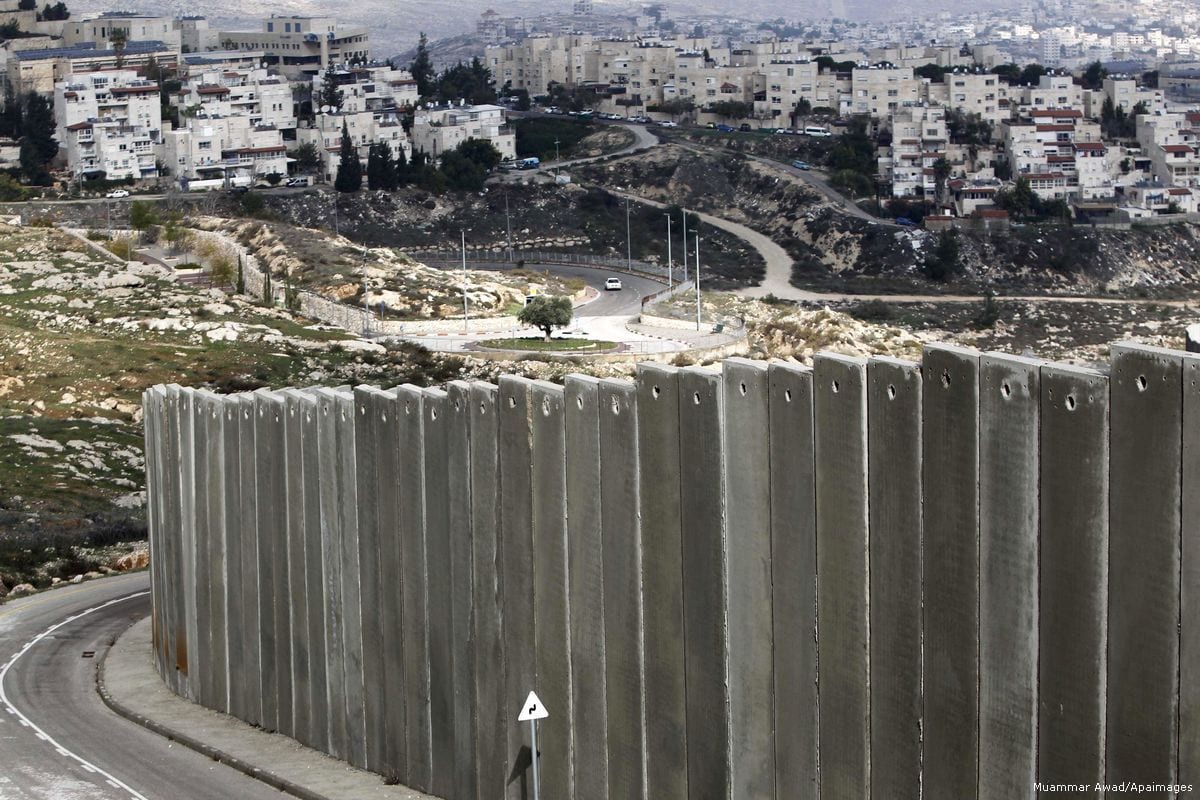 Campo de refugiados palestinos por trás do muro do apartheid israelense, em Jerusalém Oriental ocupada, 3 de dezembro de 2014 [Muammar Awad/Apaimages]