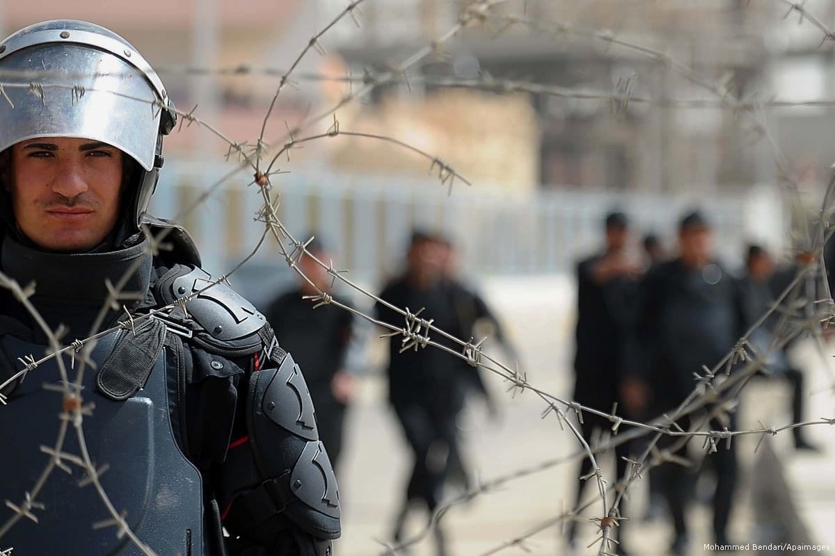 Forças de segurança do Egito montam guarda em frente a uma prisão no país, em 4 de abril de 2015 [Mohammed Bendari/Apaimages]
