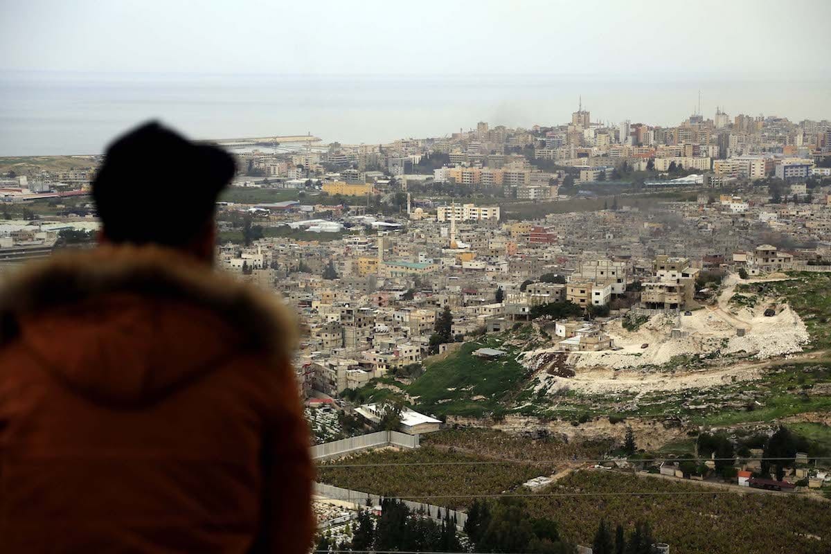 Menino palestino olha para um campo de refugiados no Líbano em 28 de fevereiro de 2017 [Ratib Al Safadi / Agência Anadolu]
