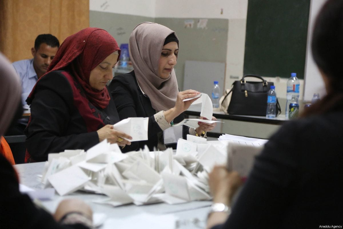 Autoridades contam votos recebidos na Cisjordânia ocupada por Israel, na eleição local de 2017, que foi boicotada por vários grupos palestinos. Apuração realizada na Escola de Segundo Grau Banat Qasm em Ramallah, Cisjordânia, em 13 de maio de 2017. [Issam Rimawi/Agência Anadolu]
