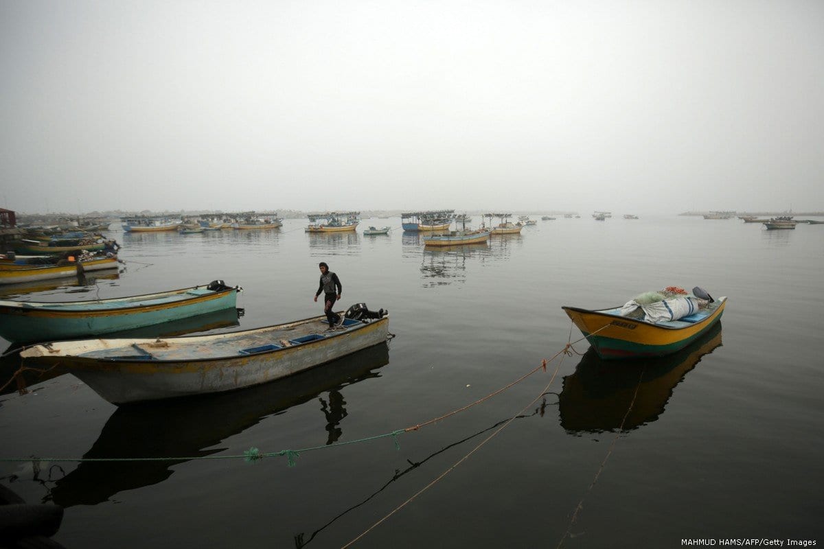 Um pescador palestino em seu barco, em 26 de fevereiro de 2017. [Mahmud Hams/AFP/Getty Images]