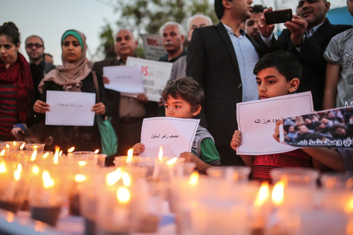 Palestinos acendem velas em memória dos mortos pelas forças israelenses durante um protesto para marcar o 70º aniversário da Nakba na Cidade de Gaza, Gaza em 16 de maio de 2018 [Mustafa Hassona / Agência Anadolu]